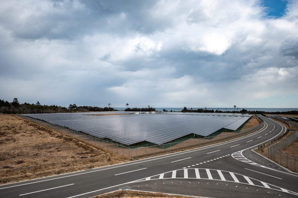 福島県浪江町にある福島水素エネルギー研究フィールドの太陽光発電設備の全景。（ファイル写真／AFP）