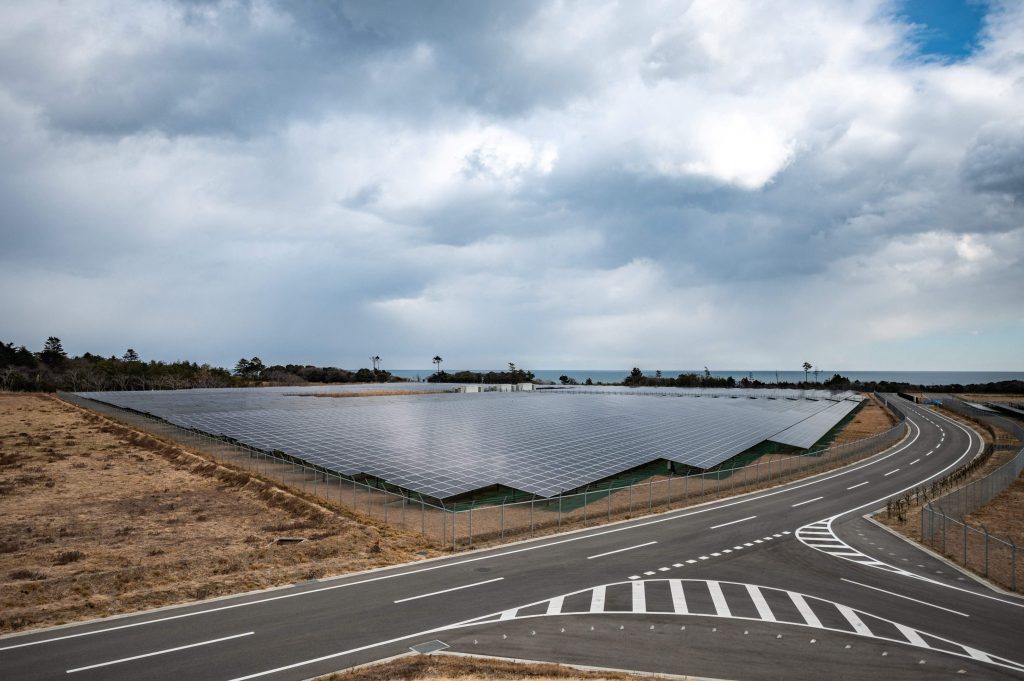 福島県浪江町にある福島水素エネルギー研究フィールドの太陽光発電設備の全景。(ファイル写真/AFP)