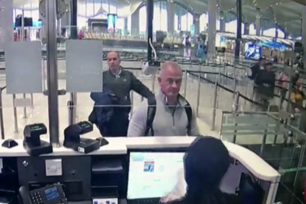 2019年12月30日、トルコのイスタンブール空港の入国審査での、マイケル・L・テイラー氏（中央）とジョージ・アントワーヌ・ザイエク氏を撮影した防犯カメラ映像の画像。（ファイル写真／AP）