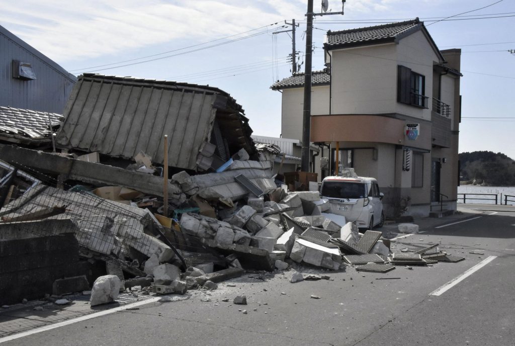 二之湯智防災担当相は19日、福島県沖を震源とする地震で震度6強を観測した同県相馬市内の被災状況を視察した。(Kyodo via Reuters)
