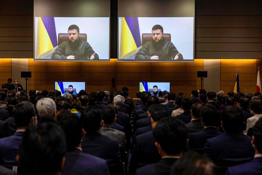 2022年3月27日、東京の衆議院議員会館で、ビデオ回線を通じて日本の衆議院議員を前に演説するウクライナのヴォロディミル・ゼレンスキー大統領。（AFP）