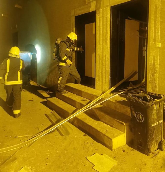 土曜日の夜、ジーザーンで迎撃されたミサイルの破片による被害を点検するサウジの消防士たち。（SPA）