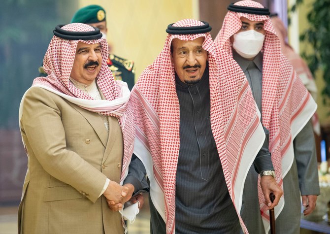 リヤドで会談するサウジアラビアのサルマン国王とバーレーンのハマド国王。(SPA)