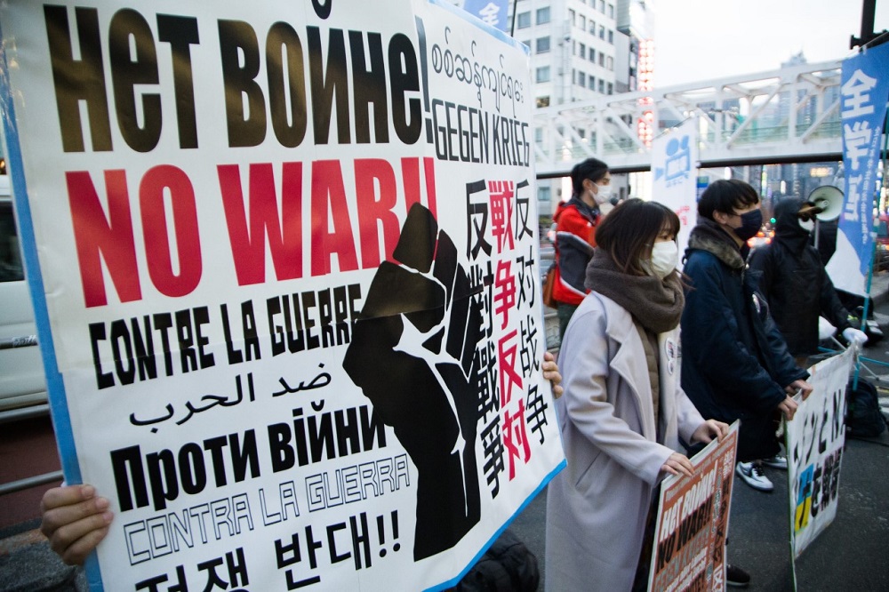 3月1日、ウクライナ戦争をめぐり数十人の学生や活動家が東京で、ロシアとNATOによる核戦力をちらつかせた言葉の応酬を非難、紛争解決に向けて平和交渉にのぞむよう関係国に求めた。(ANJP)