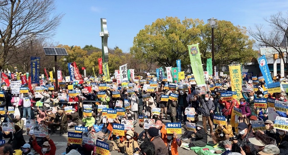 3月21日、反核と平和を訴える数千人のデモ隊が代々木公園で集会を行い、ウクライナ戦争に抗議するために東京の街に繰り出した。(ANJ/ Pierre Boutier)