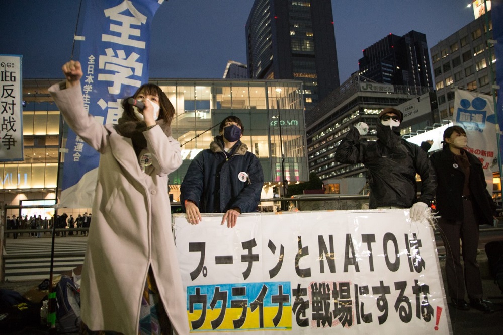 3月1日、ウクライナ戦争をめぐり数十人の学生や活動家が東京で、ロシアとNATOによる核戦力をちらつかせた言葉の応酬を非難、紛争解決に向けて平和交渉にのぞむよう関係国に求めた。(ANJP)