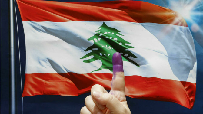 2018年5月6日、レバノン首都ベイルートで投票を済ませた女性がインクで汚れた人差し指を示している。（AFP）
