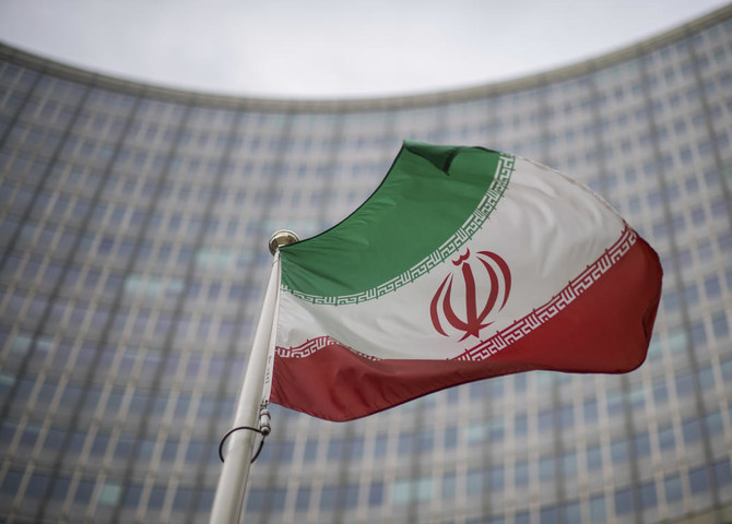 ウィーンの国際原子力機関(IAEA)の建物の前で旗めくイラン国旗。(AP通信)