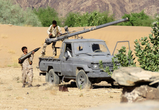 イランの支援を受けるフーシ派とイエメン北東部のマアリブ県で対峙する親政府系戦闘員らがアル・ジャウバ前線付近の陣地を守っている。（資料写真/AFP通信）