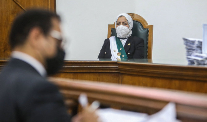 2022年3月5日、首都カイロの国務院で初公判に臨むエジプトの女性判事ラドワ・ヘルミ・アフマド氏。（AFP）