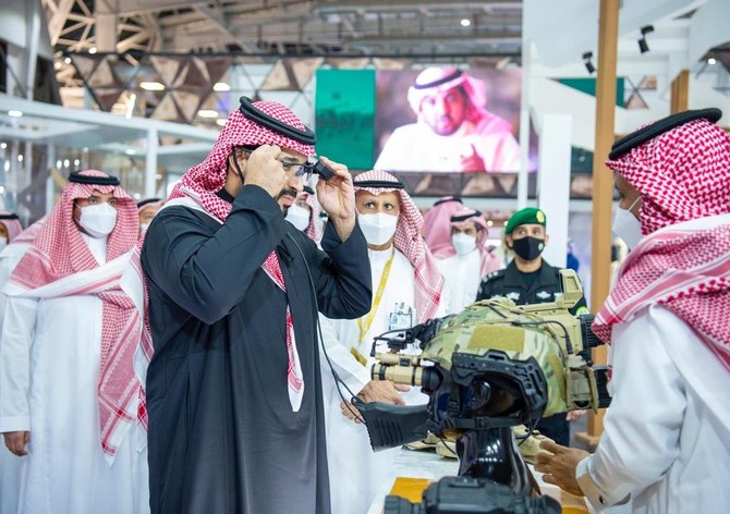 ムハンマド・ビン・サルマン皇太子殿下が、WDSに展示された様々な軍用機器や兵器を視察している。(国営サウジ通信)