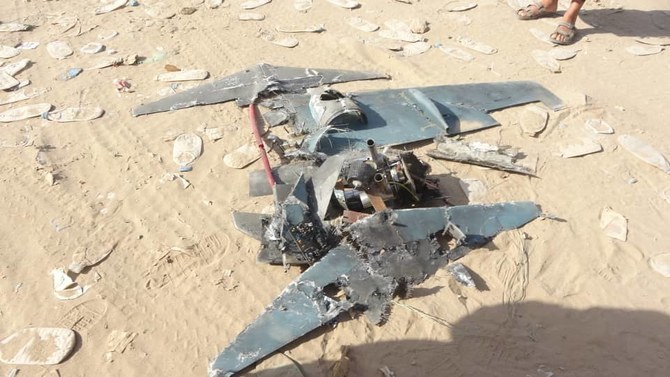イエメンのフーシ派が発射した軍事ドローンの残骸。連合軍空軍により撃墜され、ハミース・ムシャイト某所に落下した。（ファイル写真）