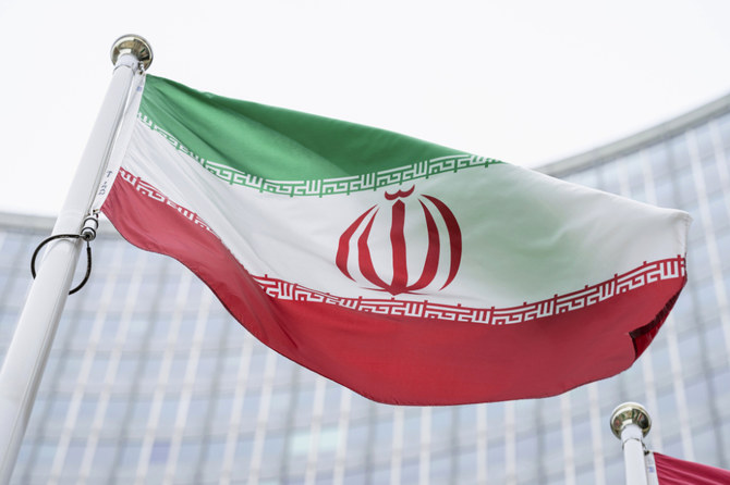 国際原子力機関（IAEA）が本部を置く、オーストリア・ウィーンの国際センタービルの前でイランの国旗が揺れている。（AP）