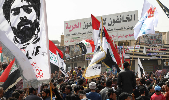 水曜、イラク南部ディカール県のナシルヤ市中心部で、基礎食品の値上がりを非難するデモを行うイラクの人々。（AFP）
