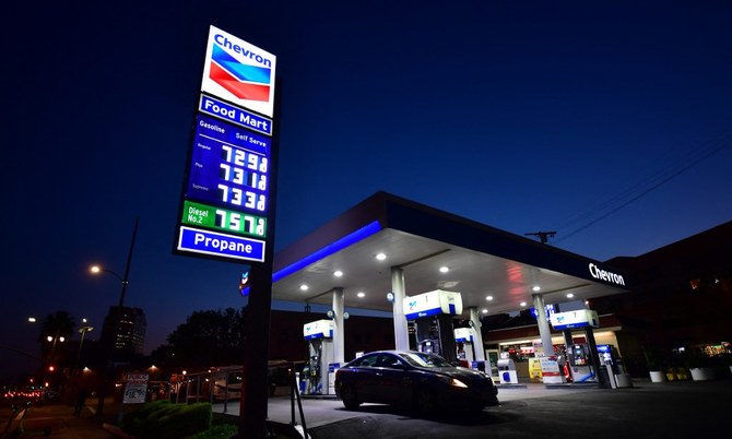 2022年3月9日、ロサンゼルス中心街のガソリンスタンドには、1ガロン7ドル以上のガソリン価格が掲示されている（AFP）
