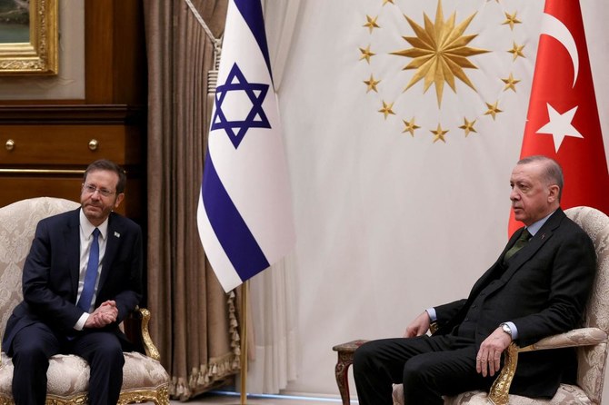 9日、アンカラの大統領府での公式式典の中で、イスラエルのアイザック・ヘルツォーク大統領と会談するトルコのレジェップ・タイイップ・エルドアン大統領。（AFP通信）