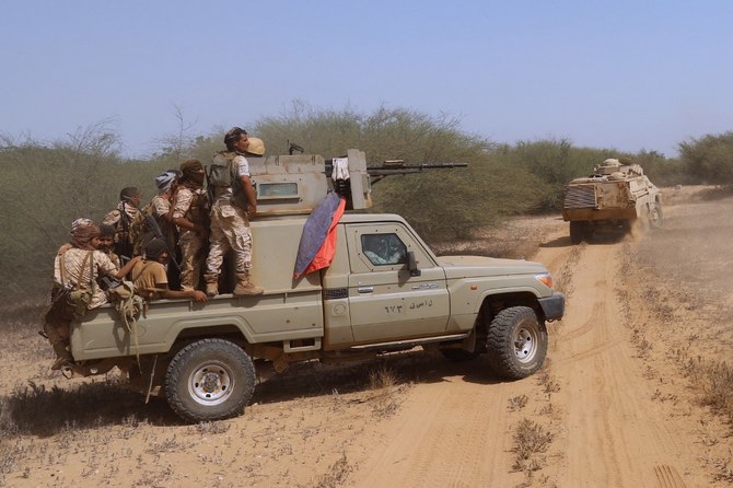 イエメンのハジャ県ハラドからフーシ派を追放するための戦闘中に配置につく政府側の兵士。（資料写真/AFP）