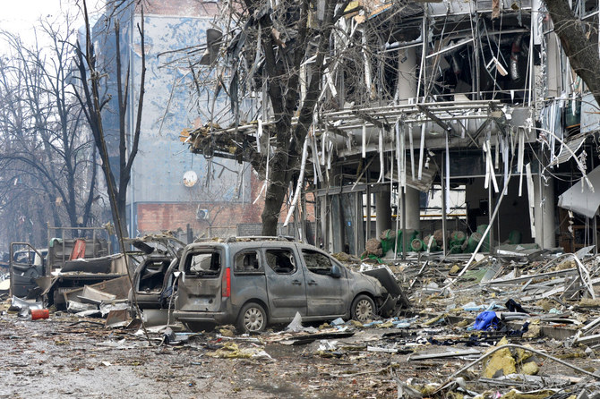 2022年3月3日、ウクライナ第二の都市ハリコフで、ロシア軍による最近の砲撃で壊滅した建物の様子。(サージェイ・ボボック/AFP)