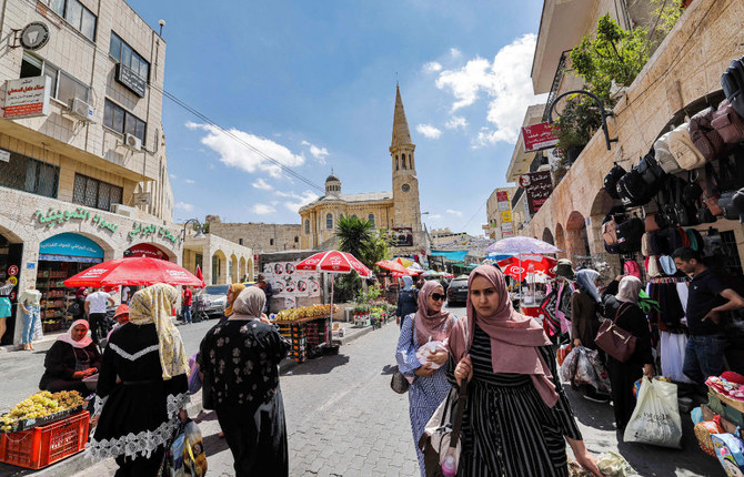 占領下のヨルダン川西岸地区ベツレヘム旧市街にある市場で買い物をするパレスチナ人。（資料写真/AFP通信）