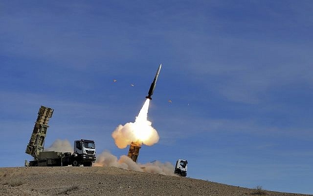 2018年11月5日、イラン軍提供の写真で、イランの非公開地域での訓練中にタラシュ防空システムによってサイヤド2ミサイルが発射されている。（AP経由イラン陸軍）