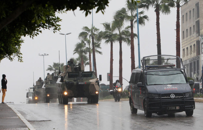 モロッコのカサブランカの路上をパトロールする軍用車両。（AP通信）