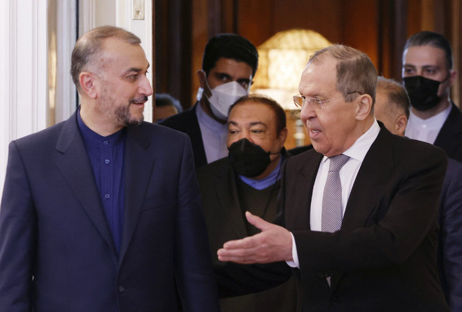 2022年3月15日火曜日、ロシアのモスクワでの会談に臨むイランのホセイン・アミラブドラヒアン外相を迎えるロシアのセルゲイ・ラブロフ外相。(AP通信)