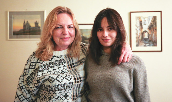 シリアでパレスチナ人の父とウクライナ人の母の間に生まれたヴィクトリア・ナジさん、母イリーナ・ナジさんと共にダマスカスの自宅にて。(ロイター)