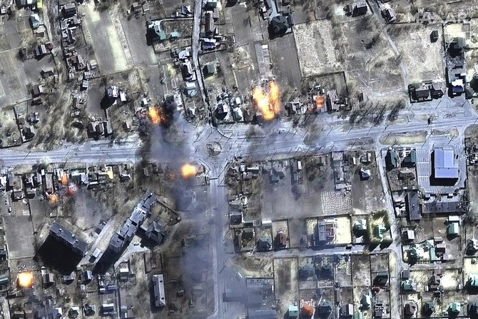 2022年3月16日（水曜日）、ウクライナのチェルニーヒウ北東部にある住宅地で、炎上する建物が写された、マクサーテクノロジーズ提供の衛星写真。（マクサーテクノロジーズ提供、AP通信経由）