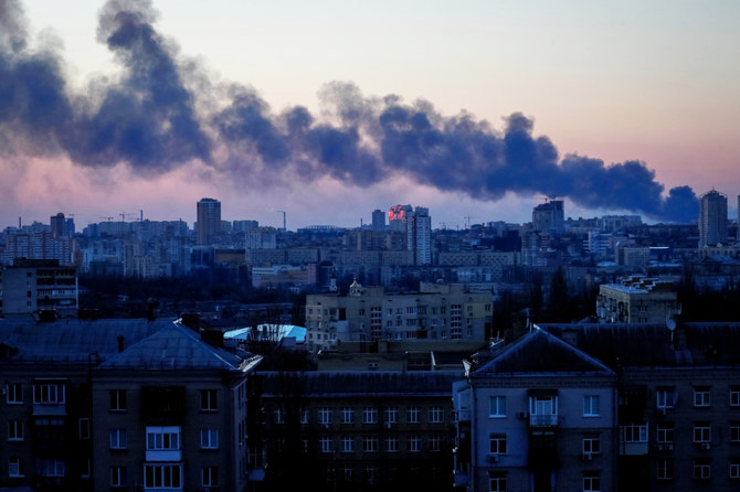 2022年3月17日、ウクライナ・キエフ近郊で砲撃後、煙が立ち昇る。（ロイター）