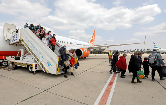 2022年3月17日、イスラエル、ロッドにあるベン・グリオン国際空港に到着した飛行機から、自国の戦争から逃れたウクライナ系ユダヤ人難民が降り立つ。(AFP)