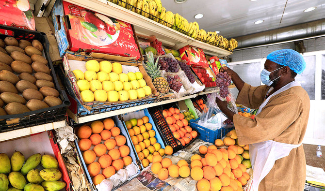 ハルツームの市場でフルーツを並べる野菜売り。スーダン国民は、政府の失策により、何十年にもわたって経済的苦境に陥っている。(AFP)