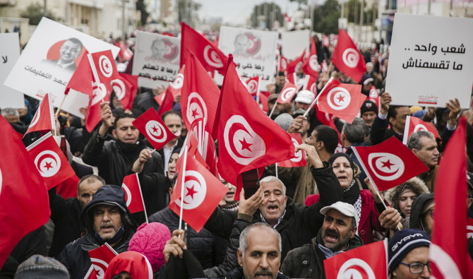 2022年3月20日（日）のチュニジア独立記念日に、チュニジアのチュニスでカイス・サイード・チュニジア大統領に反対するデモ行進を行うチュニジアのデモ隊。（AP/ファイル）