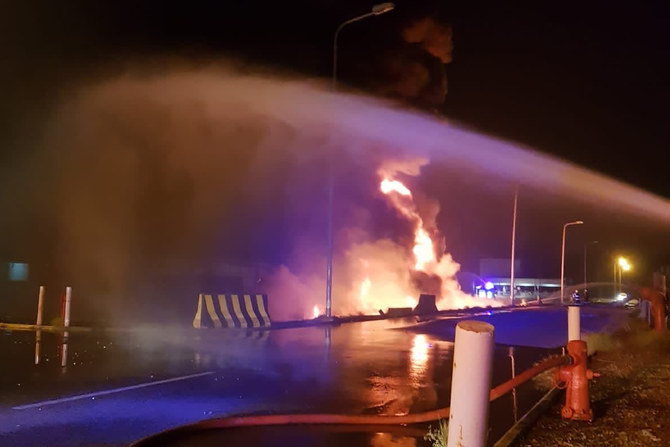 2022年3月20日日曜日早朝、サウジアラビアのジーザーンにあるアラムコのターミナルで発生した火災を消火しようとする消防士たち。（国営サウジ通信）
