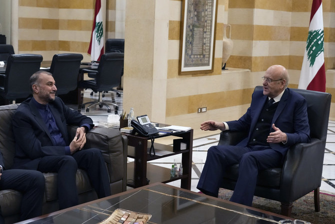 2022年3月24日、レバノンのナジーブ・ミカティ首相（右）は、湾岸諸国の特使と会談した数時間後、レバノンのベイルートでイランのホセイン・アミール・アブドラヒアン外相と会談した。（AP・写真/ビラル・フセイン）
