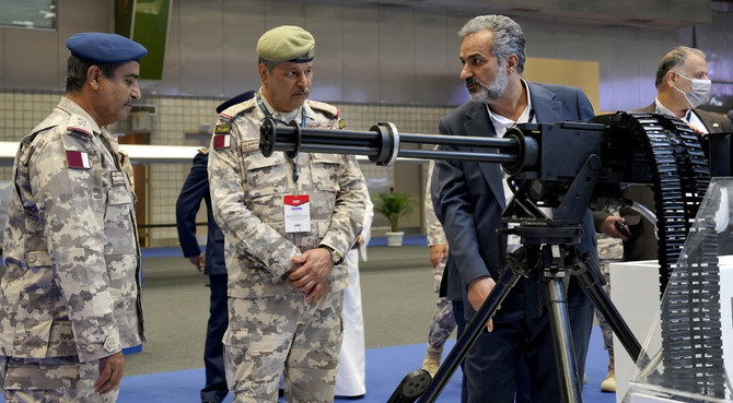 ドーハでのDIMDEXでイランブースを視察するカタール軍参謀総長のサーレム・アル・ナビット少将(2022年3月22日)。(AP Photo/Lujain Jo)