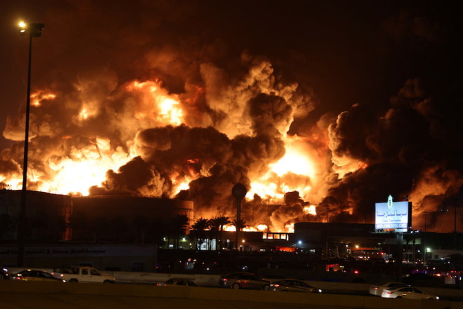 2022年3月25日、サウジアラビアのジェッダで、攻撃を受けたサウジアラムコの石油貯蔵施設での火災の様子。（ロイター）