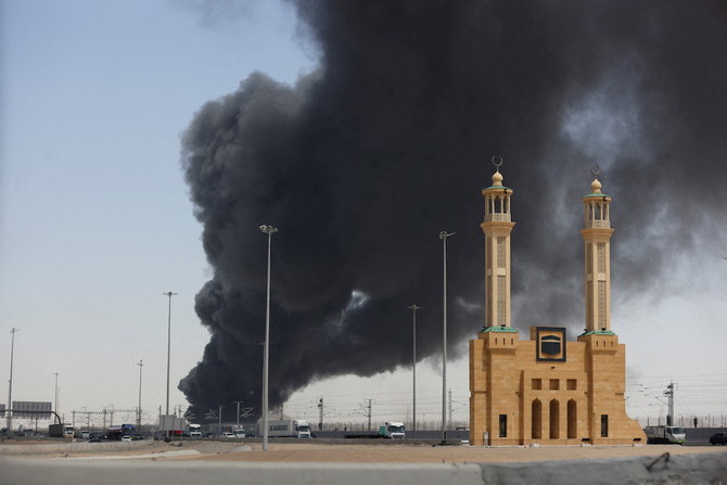 ジェッダでサウジアラムコ社の石油貯蔵施設が攻撃を受けて煙が渦巻いている。2022年3月26日 (ロイター)
