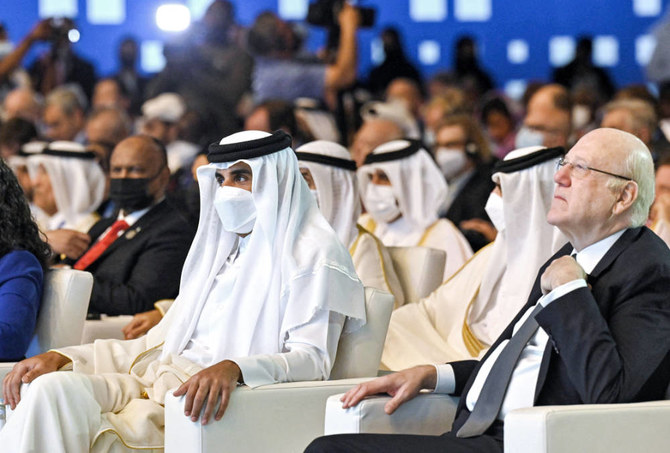 2022年3月26日、カタールの首都で開催されたドーハ・フォーラムに出席したカタールのシェイク・タミーム・ビン・ハマド・アール・サーニ首長（左）とレバノンのナジーブ・ミカティ首相のドーハ・フォーラム提供写真。（AFP）