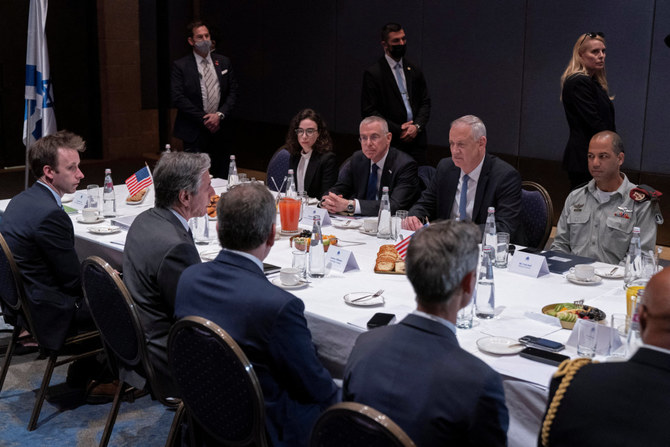 イスラエルのベニー・ガンツ国防相と会談するアントニー・ブリンケン米国務長官（テーブルの向こう、左から2番目）。2022年3月27日、エルサレムのダビデ・シタデル・ホテルにて。（ロイター経由共有写真）
