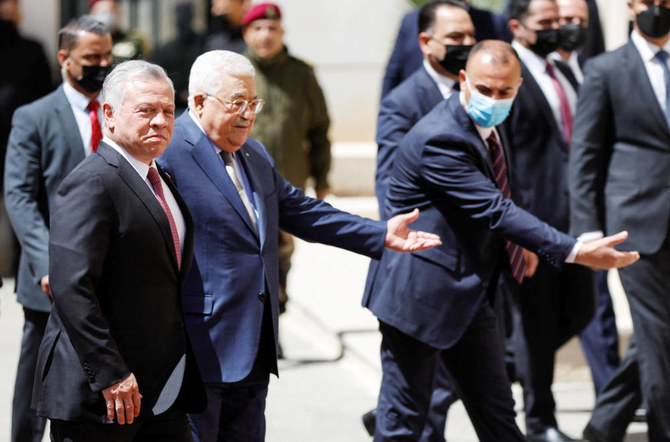 パレスチナのアッバース大統領との会談のため、イスラエル占領下のヨルダン川西岸地区のラマッラーを訪れ、歓迎されるヨルダンのアブドッラー国王。2022年3月28日撮影。（REUTERS）