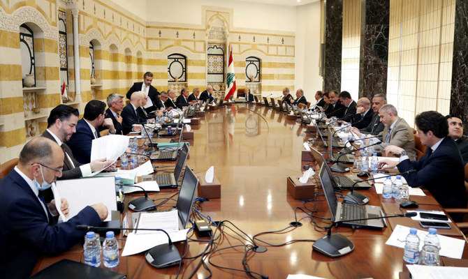 閣議を開くミシェル・アウン大統領、レバノン・バアブダの大統領官邸、2022年3月30日。（ロイター）
