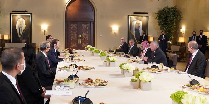 2022年3月30日、それぞれの政府関係者と共に会談するヨルダンのアブドッラー2世国王（右）とイスラエルのアイザック・ヘルツォーク大統領（Jordanian Royal Palace/AFP）