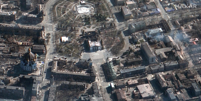 2022年3月19日にMaxar社の衛星によって撮影されたこの配布資料の写真には、ウクライナ南部マリウポリにあるマリウポリ劇場空爆の後が写っている。 （AFP通信）