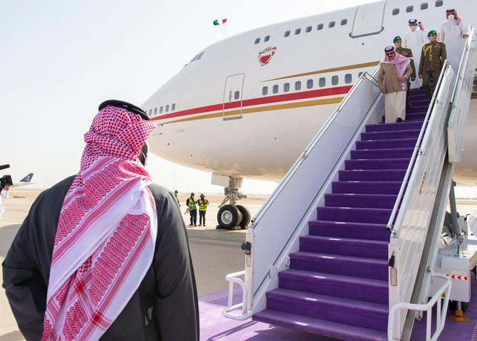 バーレーンのハマド国王は水曜、リヤドのキング・カーリド国際空港でサウジアラビアのムハンマド・ビン・サルマン皇太子による歓迎を受けた。（SPA）