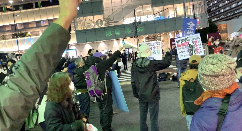 3月1日、ウクライナ戦争をめぐり数十人の学生や活動家が東京で、ロシアとNATOによる核戦力をちらつかせた言葉の応酬を非難、紛争解決に向けて平和交渉にのぞむよう関係国に求めた。(ANJP)