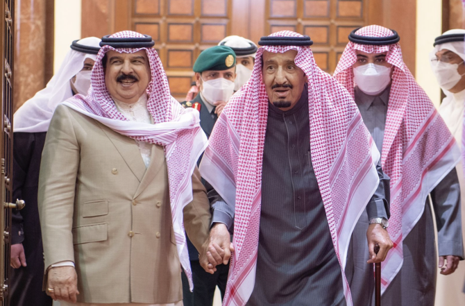 リヤドで会談するサウジアラビアのサルマン国王とバーレーンのハマド国王。(SPA)