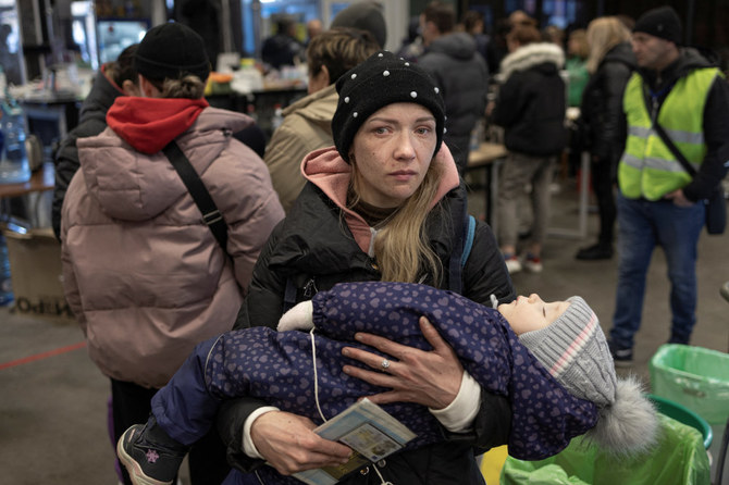 2022年3月29日、ウクライナ・ザポリジア。ロシアのウクライナ侵攻が続く中、マリウポリから他の避難民とともに到着した後、赤ちゃんを抱きながら泣く女性。（ロイター）