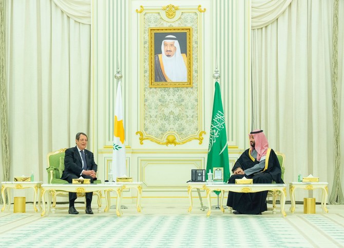 サウジアラビアのムハンマド・ビン・サルマン皇太子は火曜日、リヤドのアル・ヤママ宮殿でキプロスのニコス・アナスタシアディス大統領を出迎えた。（SPA）