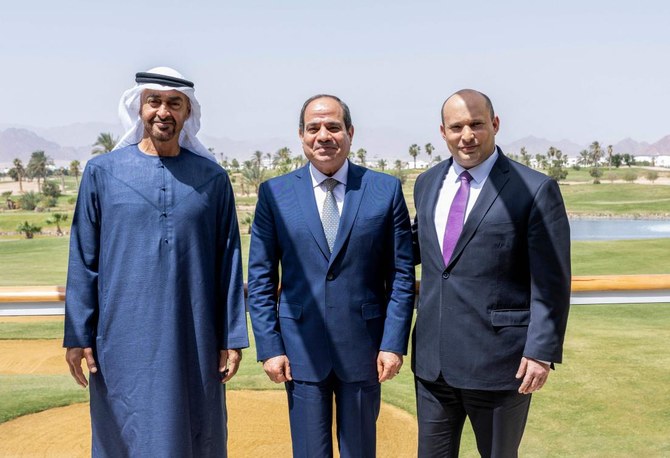 （左から右）アブダビのムハンマド・ビン・ザイード・アール・ナヒヤーン皇太子、エジプトのアブデル・ファタハ・アル・シーシ大統領、イスラエルのナフタリ・ベネット首相。（資料写真/AFP）