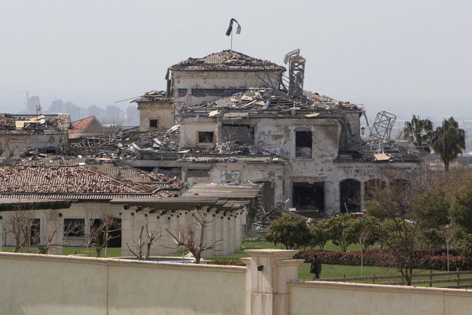 2022年3月13日、イラク、エルビルでミサイル攻撃を受けて破損した建物とその光景。(Reuters)